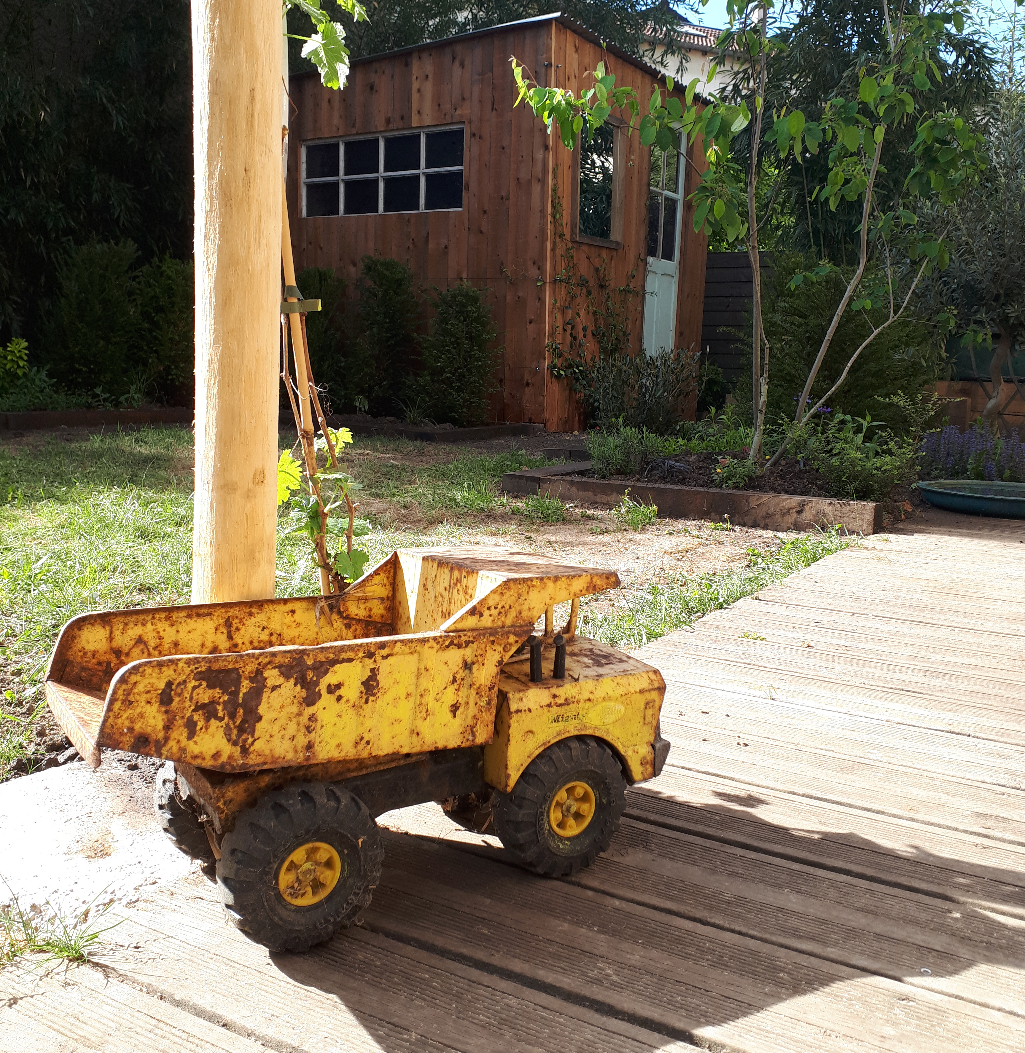 Petit camion pour des travaux d'entretien